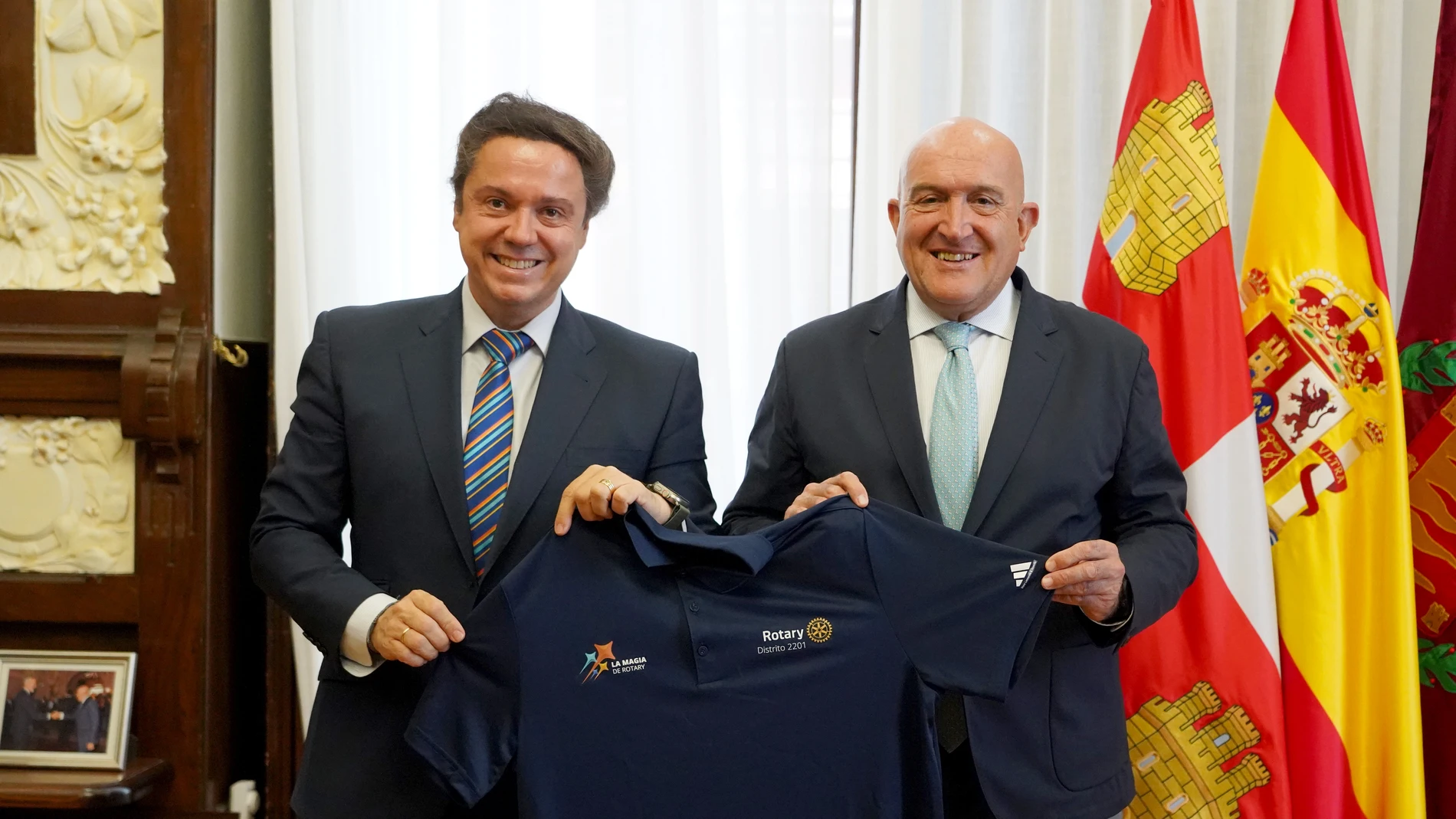 El alcalde de Valladolid, Jesús Julio Carnero, se reúne el gobernador de Rotary Internacional en España, Luis Gómez-Ojero