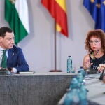 La presidenta del movimiento asociativo andaluz por la discapacidad, Marta Castillo, y el presidente andaluz Juanma Moreno