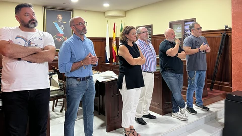 La alcaldesa con sus ediles del Gobierno local. REMITIDA / HANDOUT por AYUNTAMIENTO DE ESPARTINAS