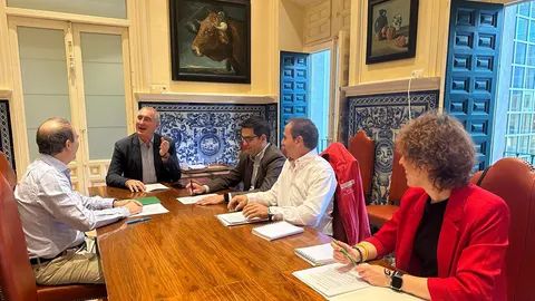 El alcalde de Segovia, José Mazarías, se reúne con los representantes de FECOSE