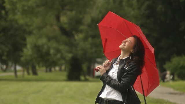 Chica bajo la lluvia