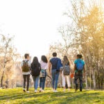 Un grupo de jóvenes paseando