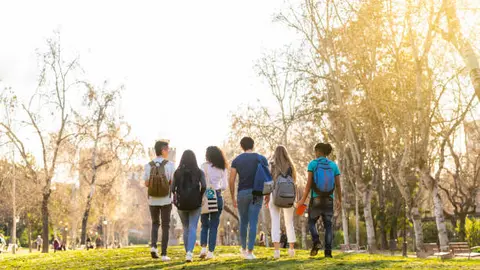 Un grupo de jóvenes paseando