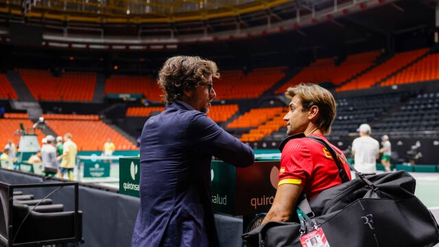 Feliciano López, director de la Fase Final de la Davis, dialoga con el capitán español David Ferrer