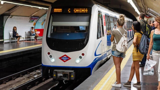 Gente esperando el metro en Madrid 