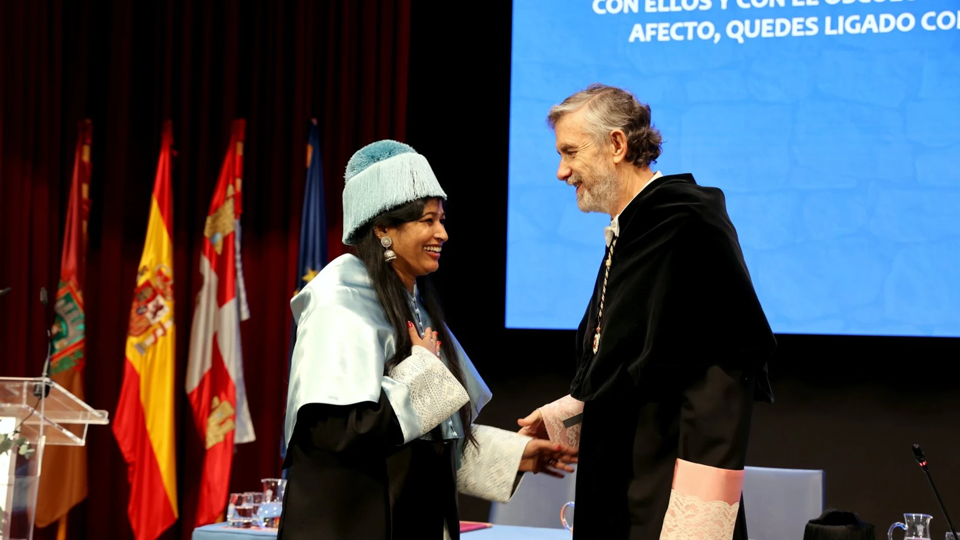 El rector de la Universidad de Burgos, Manuel Pérez Mateos, felicita a Visha Ferrera