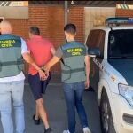 Agentes de la Guardia Civil conducen a un detenido