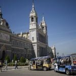 Turistas en tuk tuk en Madrid