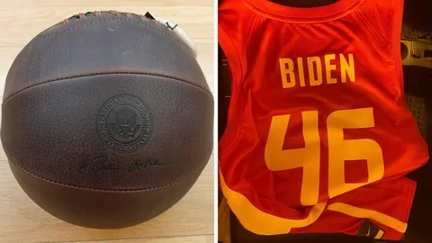Regalos intercambiados por Pedro Sánchez y el presidente de Estados Unidos, Joe Biden