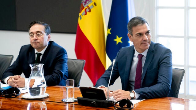 Pedro Sánchez recibe a los participantes de una reunión acerca del conflicto de Palestina e Israel 