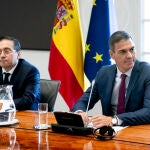 Pedro Sánchez recibe a los participantes de una reunión acerca del conflicto de Palestina e Israel 