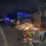 Dos heridos leves al chocar un coche contra la carga que había perdido un camión al hacer 'la tijera' en la A-8