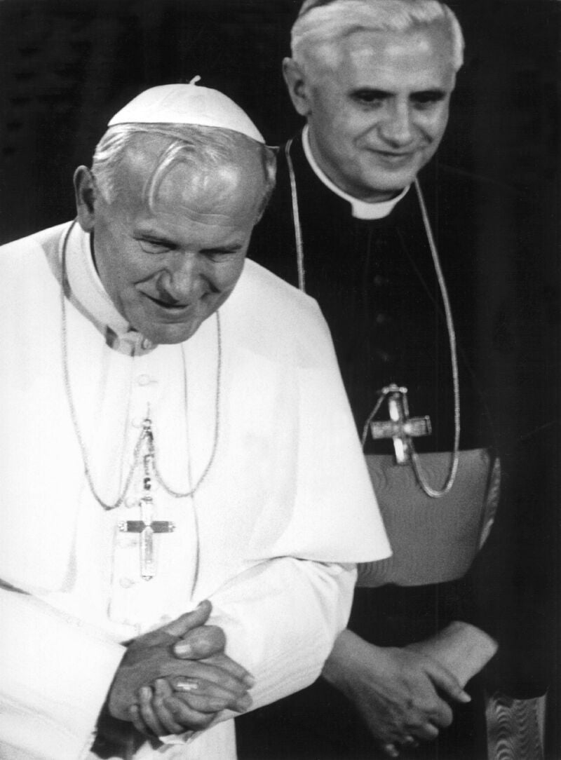 Foto de archivo tomada en noviembre de 1980 que muestra al Papa Juan Pablo II (i), junto al cardenal alemán Joseph Ratzinger en Munich, Alemania