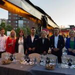 Santi Denia, entrenador de la Selección de Fútbol Masculina SUB23, medallistas olímpicos en París 2024; Loles Silva, De las Cosas del Comer; Yolanda Burgoa, Roberto Migallón; la embajadora de Hungría en España, Katalin Tóth; Moises Santana; la primera secretaria de la embajada húngara, Edit Székely; y el presidente de la Asociación de Hosteleros de Madrid, José Antonio Aparicio