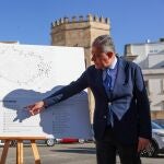 El alcalde de Sevilla muestra los detalles del proyecto, junto a Juan Bueno, con la Torre de la Plata al fondo