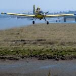 Una avioneta del Servicio de Control de Plagas de la Diputación de Huelva fumiga una de las zonas de riesgo