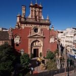 El ficus de San Jacinto con la Iglesia de La Candelaria de fondo 
