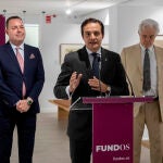 El director general de Fundos, José María Viejo del Pozo, el director de Cultura y Patrimonio en Fundos, Raúl Fernández Sobrino, y el comisario de la muestra, Alfredo Melgar Alexandre, presentan la exposición ‘Joan Miró. Dibujos del más allá’.