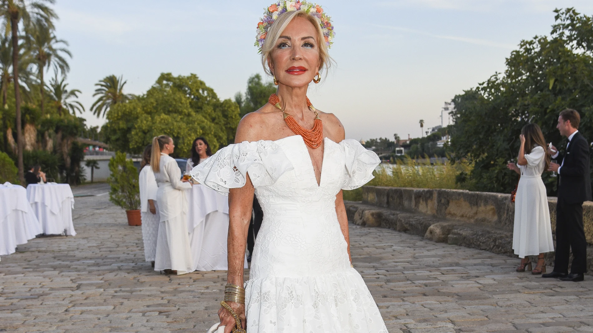 Carmen Lomana con vestido blanco en los Premios Escaparate 2024.