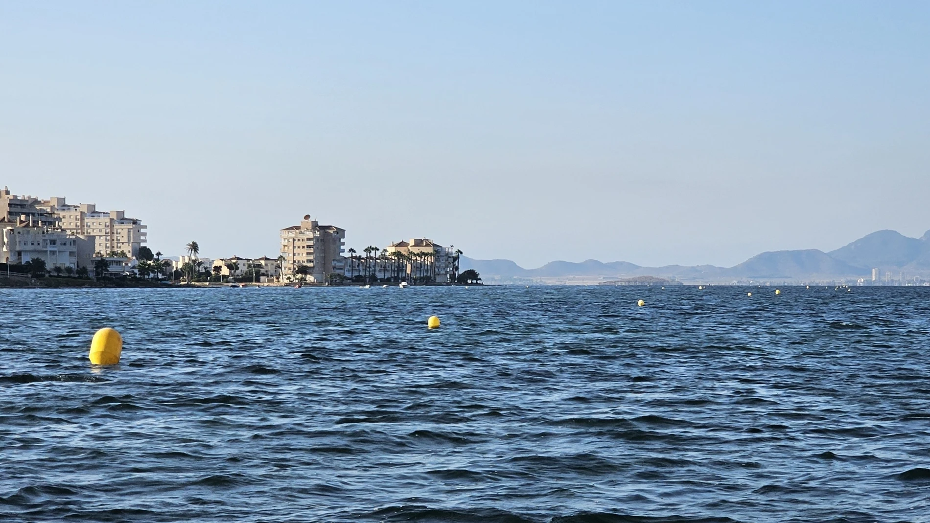 Balizamiento en el Mar Menor durante 2023 con boyas similares a las que se utilizarán.