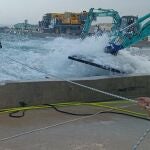 El tanque de los estudios Ciudad de la Luz de Alicante en pleno proceso de formación de olas