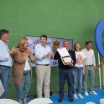 El presidente del PP de Castilla y León, Alfonso Fernández Mañueco, entrega una placa a César Rico, en presencia de Francisco Vázquez, Cristina Ayala y Borja Suárez, entre otras autoridades