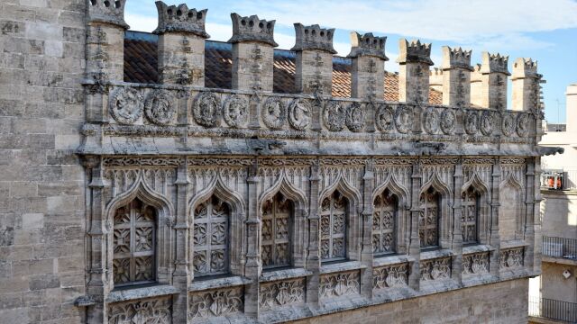 Valencia restaura veinte almenas de la Lonja, algunas con peligro de caída