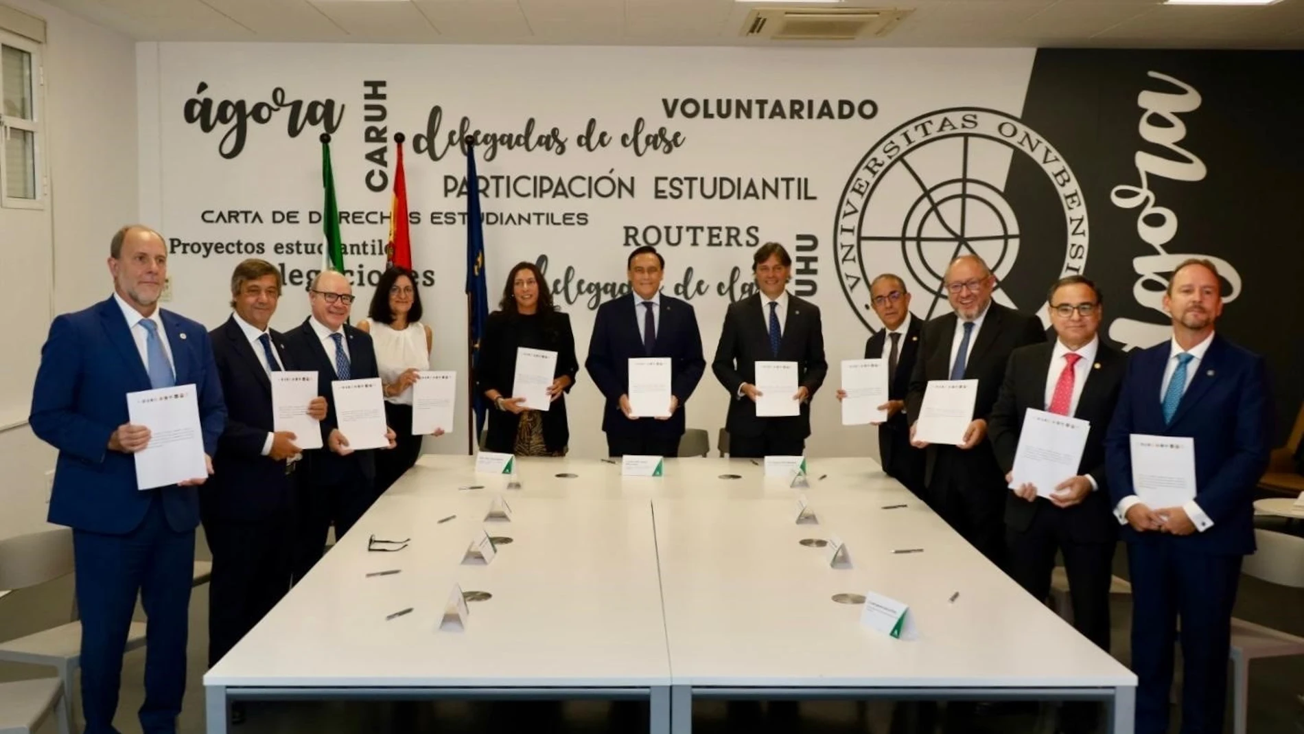 Un momento de la firma del convenio