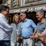 El ministro de Transformación Digital y Función Pública, Óscar López; junto al secretario general del PSOE de Riaza, Julián Barahona; el secretario general del PSOE de Segovi a, José Luis Aceves, y la secretaria general del Grupo Socialista en las Cortes, Rosa Rubio; participan en un acto público por la Fiesta de la Rosa del PSOE de la Agrupación Nordeste de Riaza, en Segovia