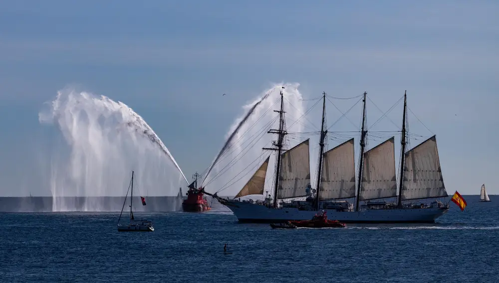 El buque Juan Sebastián Elcano en Barcelona sale del puerto de Barcelona