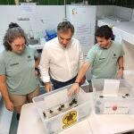 El consejero de Medio Ambiente, Juan María Vázquez, junto a la veterinaria (Andrea) y el biólogo (Mario), que son los que se han hecho cargo del traslado y de las pequeñas tortugas en el CRFS