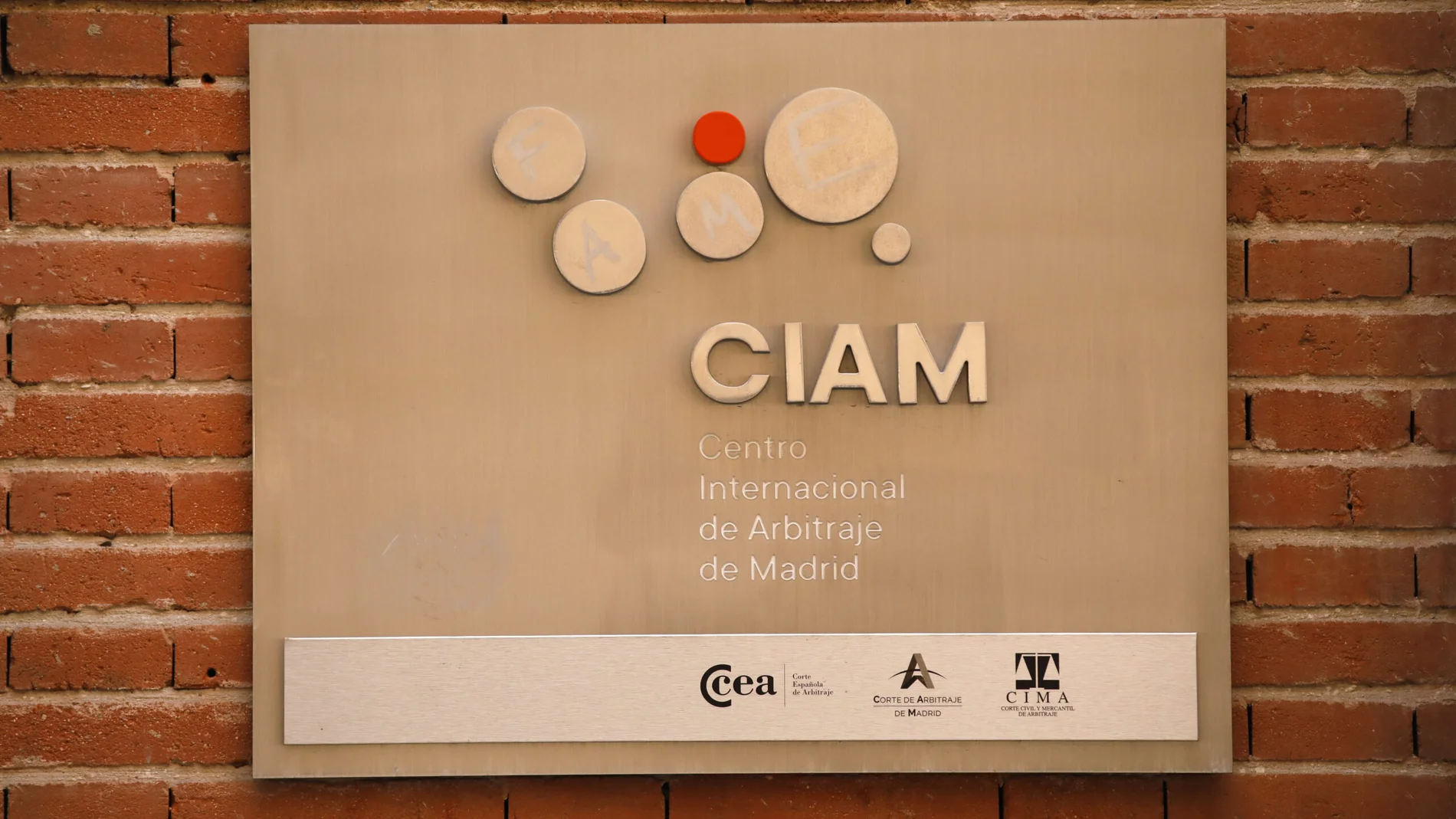 Placa del Centro Internacional de Arbitraje de Madrid