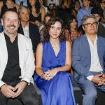 Ayuso en el front row del desfile de Lola Casademunt en MBFW Madrid.