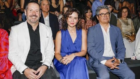 Ayuso en el front row del desfile de Lola Casademunt en MBFW Madrid.
