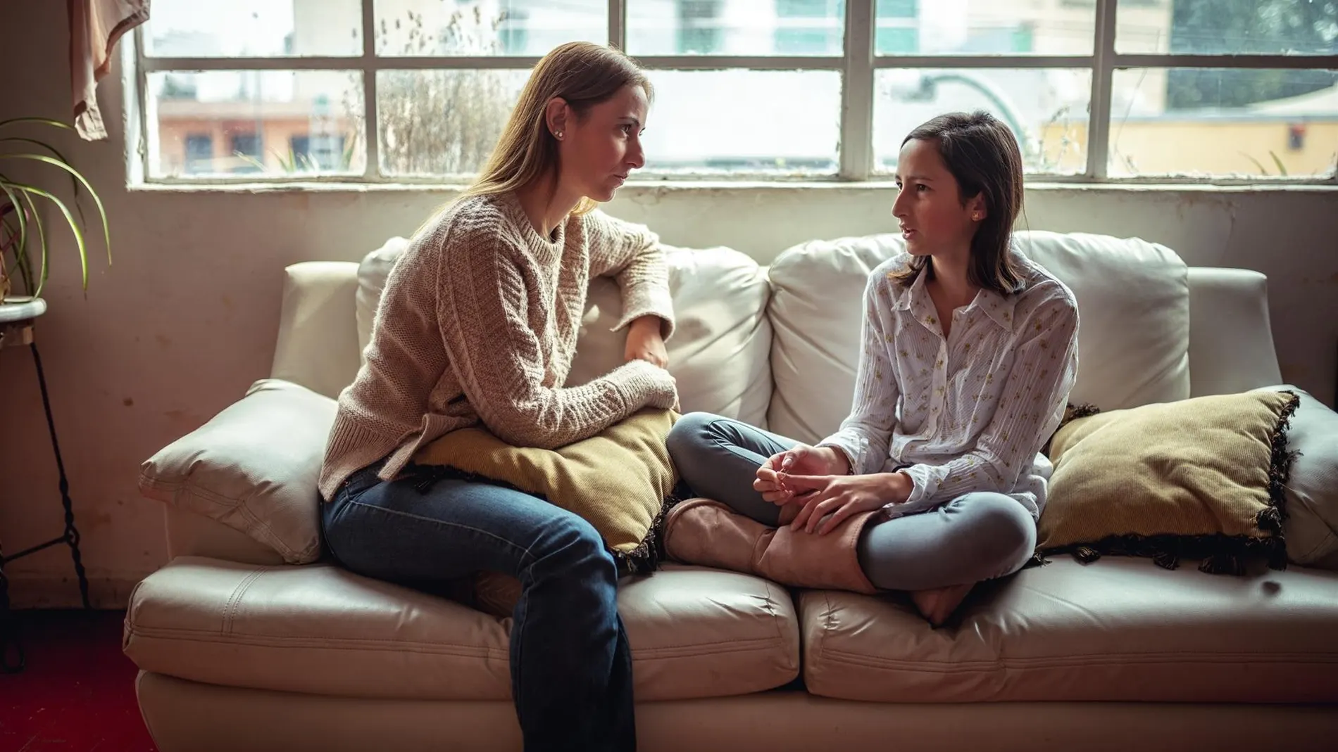 Las madres que se "entrometen" en las amistades de sus hijos empeoran el mal comportamiento, según estudio