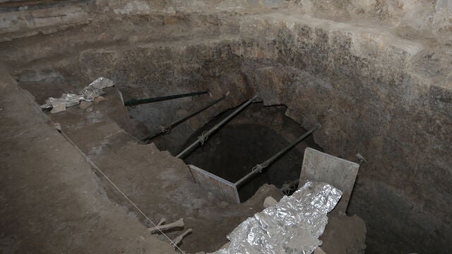 Las obras en la capilla de San Isidro o de San Jerónimo han permitido desenterrar una gran bóveda anterior a la catedral románica,con multitud de restos oseos, situada a la misma profundidad que la de San Antolín, que podría datar de la época visigótica o prerrománica