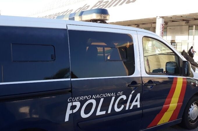 Sucesos.- Detenido un taxista de Palma por romperle el retrovisor a otro de Calvià por cargar clientes en el aeropuerto