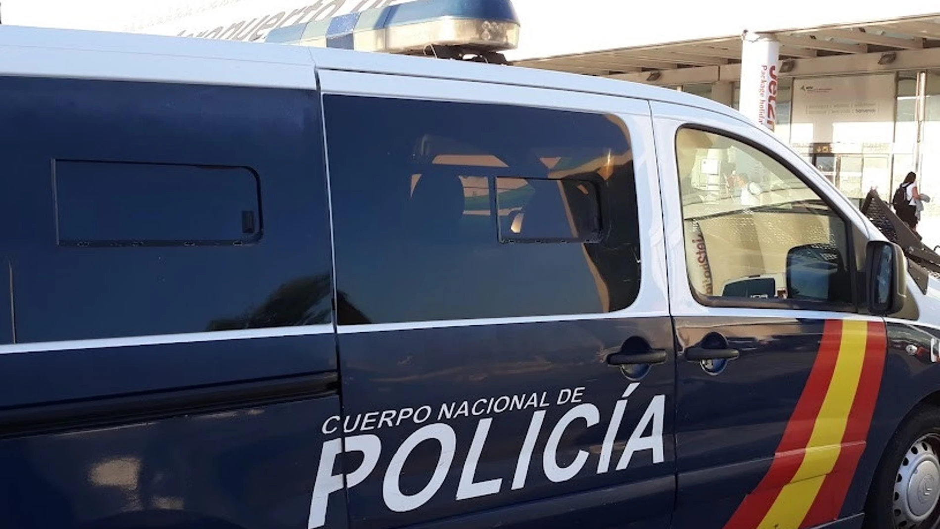 Furgón policial en el aeropuerto de Palma. REMITIDA / HANDOUT por POLICÍA NACIONAL Fotografía remitida a medios de comunicación exclusivamente para ilustrar la noticia a la que hace referencia la imagen, y citando la procedencia de la imagen en la firma 15/09/2024