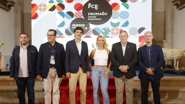 La embajadora de Iberdrola, Lydia Valentín, junto al presidente de la Diputación de Zamora, Javier Faúndez; el delegado de Iberdrola en Castilla y León, Miguel Calvo; el CEO de queserías La Antigua, Fernando Fregeneda; el responsable de Relaciones Institucionales de Iberdrola en la región, Ignacio Antolín, y el vicepresidente de la Diputación, Victor López