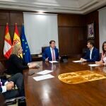 El presidente de Castilla y León, Alfonso Fernández Mañueco, junto a su vicepresidenta Isabel Blanco y Carlos Fernández Carriedo, se reúnen con los representantes socialistas.