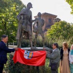 El alcalde de Salamanca, Carlos García Carbayo, descubre la escultura en homenaje a Agustín Casillas
