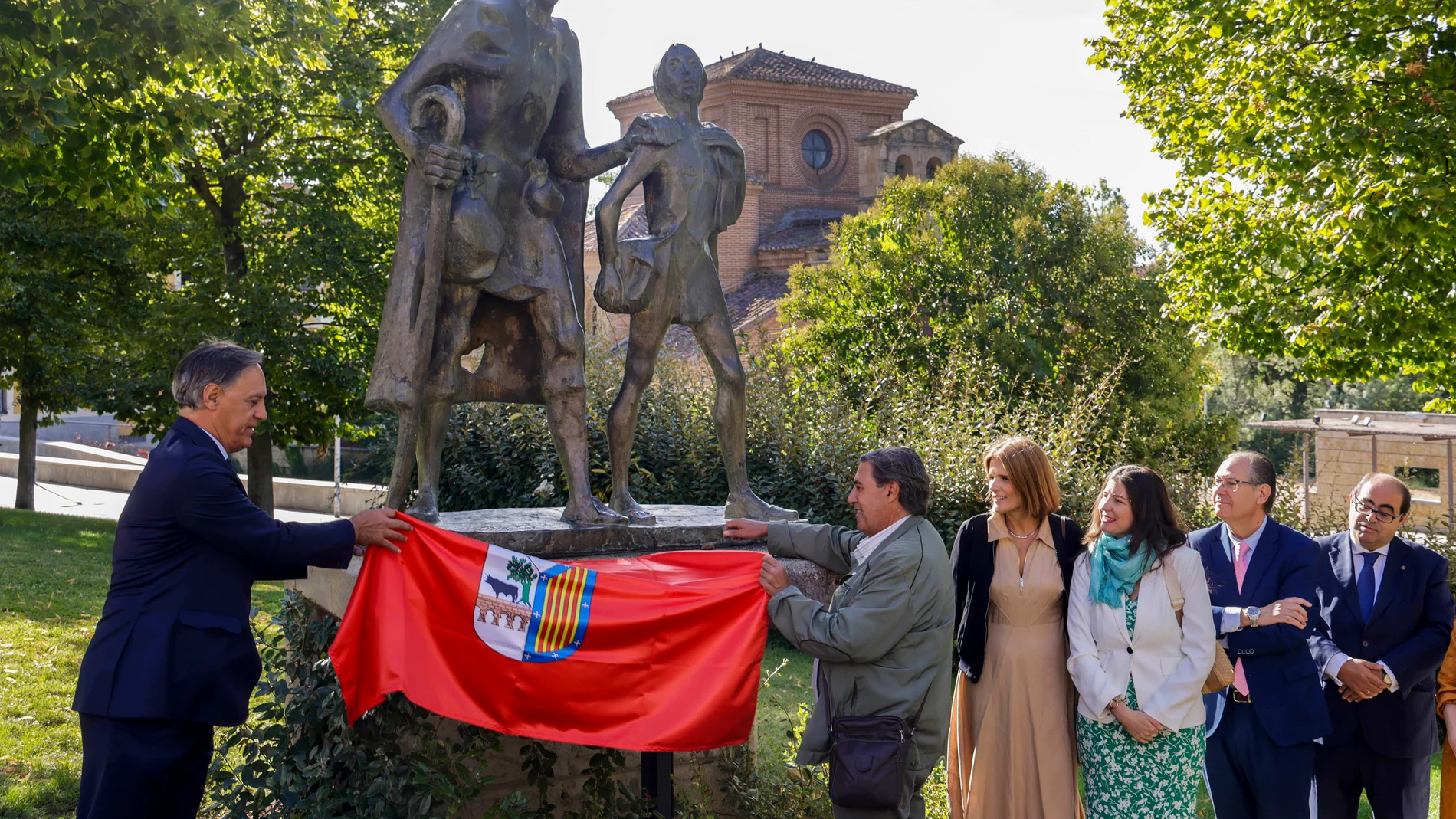 El alcalde de Salamanca, Carlos García Carbayo, descubre la escultura en homenaje a Agustín Casillas