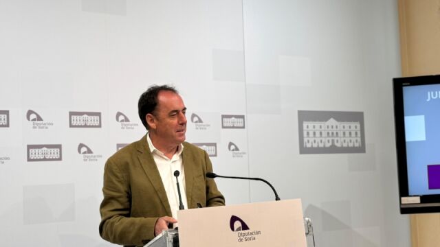 El presidente de la Diputación de Soria, Benito Serrano, explica los acuerdos de la Junta de Gobierno