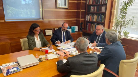 Un momento dela reunión entre el consejero Alejandro Vázquez con oncólogos del Hospital del Bierzo además de Marco Morala y Olegario Ramón