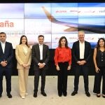 De izquierda a derecha, Carlos Gómez, CEO de Iberia Express, Carolina Martinoli, CEO de Vueling, Marco Sansavini, CEO de Iberia, Rosario Sánchez, secretaria de Estado de Turismo, Maarten Wetselaar, CEO de Cepsa, y Margarita de Gregorio, CEO de BIOCIRC