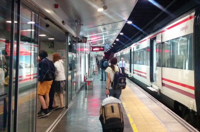 Viajeros en la estación Centro-Alameda del tren de Cercanías de Renfe en Málaga