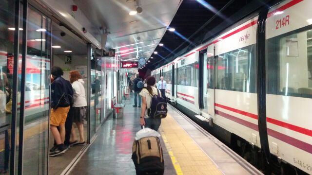 Viajeros en la estación Centro-Alameda del tren de Cercanías de Renfe en Málaga