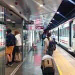 Viajeros en la estación Centro-Alameda del tren de Cercanías de Renfe en Málaga