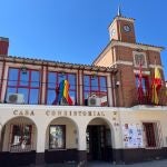 Fachada del Ayuntamiento de Ajalvir donde colocaron la enseña del colectivo LGTBI.