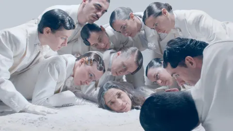 Ángela Molina, en el centro, protagoniza "Polvo serán"
